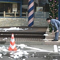 飯店小弟正在清理之前的殘雪