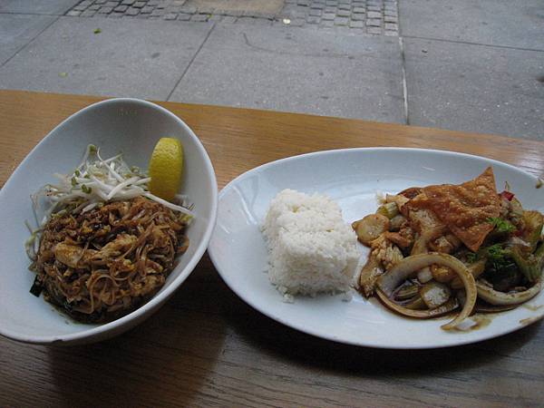 左邊是泰式炒河粉，右邊是炒得鹹鹹的下飯菜（胡扯）