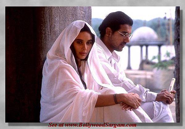 Water_Movie_Stills_John_Abraham_and_Lisa_Ray_04