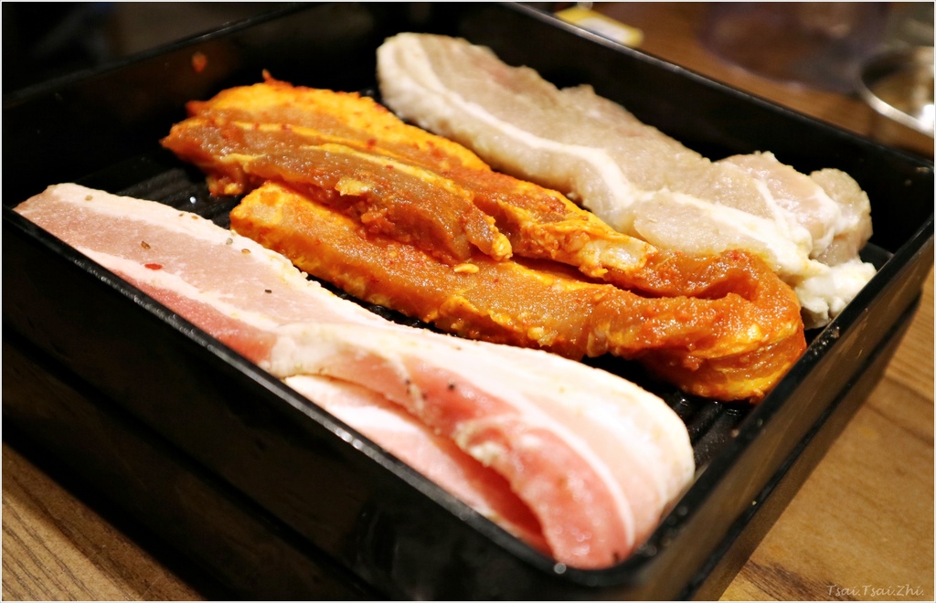 [台北中正]阿豬媽아줌마韓式烤肉吃到飽(北車店)|各式肉品、