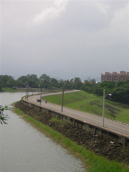 蘭潭旁邊的蜿蜒公路