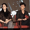 黎明、馮紹峰與劉亦菲以極現代的裝扮出現在《鴻門宴》發布會上03.jpg