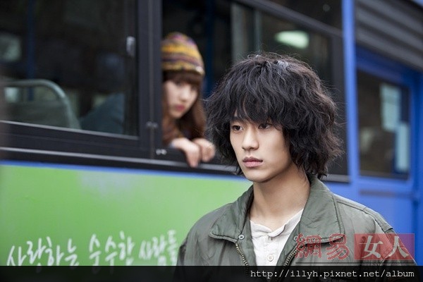 《Dream High》（2011）《Dream High》也許是一部青春偶像劇，但如果你會認為金秀賢也不免俗套的加入偶像大軍那就大錯特錯了。雖然這部劇的題材是如此，卻也並沒有掩蓋住秀賢歐巴與眾不同的表演才華。這部劇中，金秀賢首次擔當男一號，飾演一名從鄉下來城裡讀藝校的土包子。在整個表演中，看不到大城市出生的金秀賢要.jpg