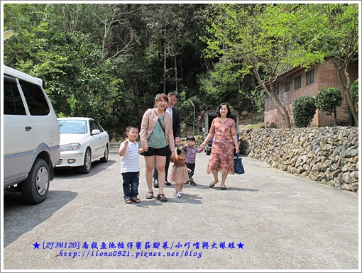 阿罵和表舅牽。