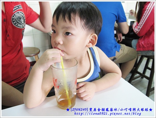 知道媽媽要拍照故意側身斜眼看我