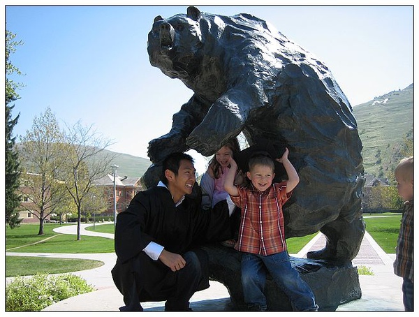 3_4_學校吉祥物叫Monte的大熊雕像.JPG
