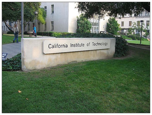 0_0_沒有明顯校門的Caltech. 但在校園四周有簡約的門牌。.jpg