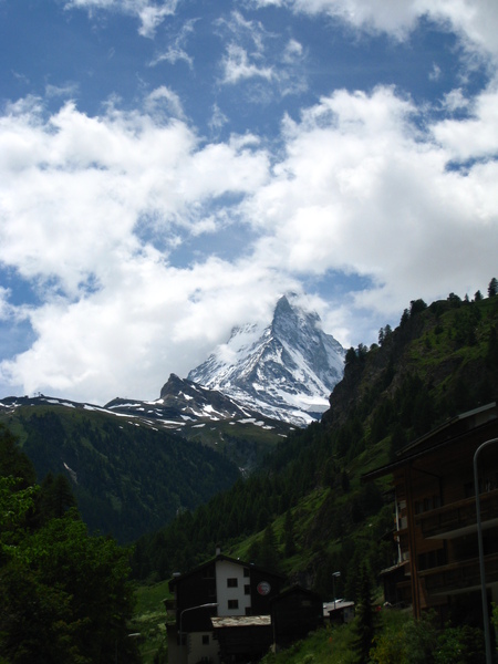 美麗的馬特洪峰，因為被冰雪侵蝕，所以兩側沒有山群