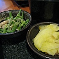 小菜是麻醬龍鬚菜、百香果醃菜，挺清爽的