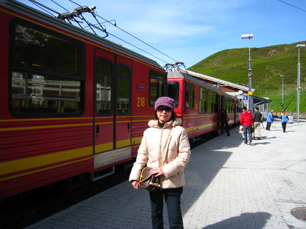 中途停車，準備換另一部車上山