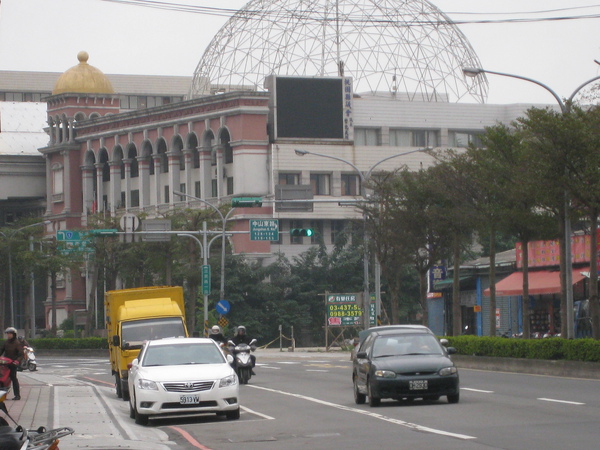 斜對面就是桃園縣議會，離高速公路近，省道往龜山、林口、台北方向也近。