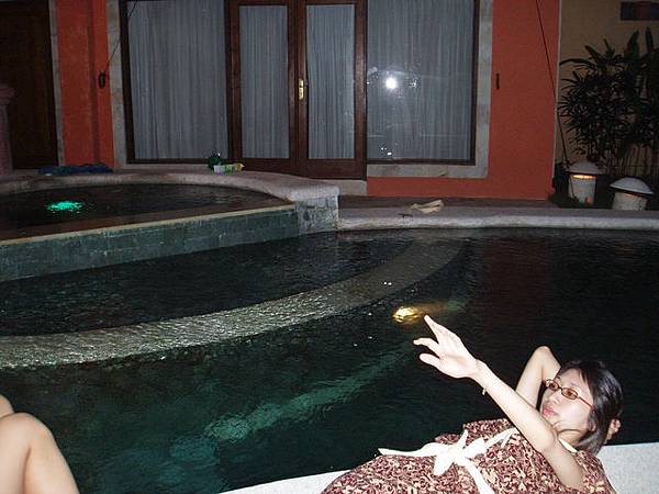 最後一天像個歐巴桑躺在villa的泳池看星星