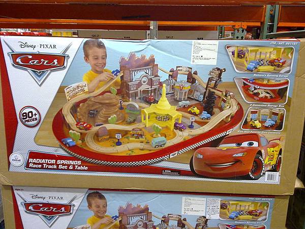 981197 KidKraft Disney Cars Radiator Springs Race Track and Play Table 迪士尼汽車總動員軌道車組 126x86x40公分 90件以上零件 3歲以上 4479 02.jpg