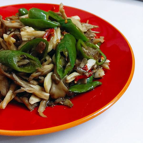 豆瓣醬炒舞菇糯米椒 豆瓣醬炒舞菇糯米椒