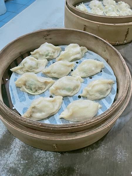 ［桃園食記］一籠只要50！只開晚上平價好吃的蒸餃店|上巧味蒸