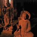 夜裡,佛祖神秘微笑 1 Buddha sits on the sculpture street, Mahabalipuram