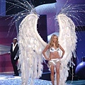 Heidi Klum Victoria's Secret Fashion Show 11-09-2005 49.jpg