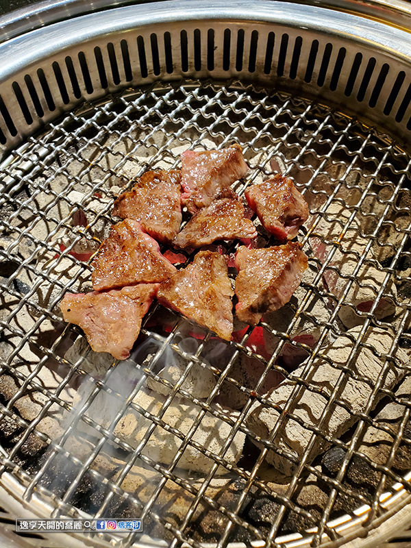 桃園美食中壢美食嗜燒肉黑毛和牛專門店桌邊烤和牛燒肉