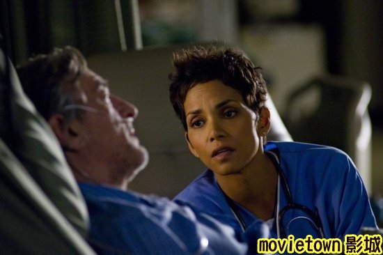 movietown影城101次新年快樂劇照New Year's Eve Photo14勞勃狄尼洛 Robert De Niro◎荷莉貝瑞 Halle Berry新.jpg