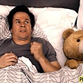 電影熊麻吉劇照│賤熊30劇照│泰迪熊剧照Ted-3馬克華柏格 Mark Wahlberg◎塞思麥克法蘭 Seth MacFarlane新+