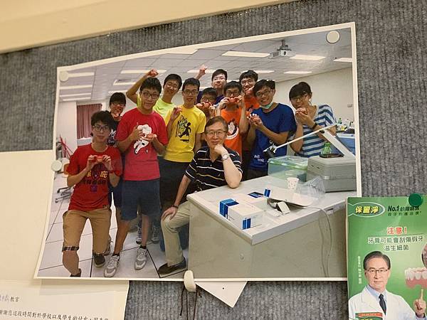 IMG_E2282-陳醫師與學生合影 (1).JPG IMG_E2282-陳醫師與學生合影 (1).JPG