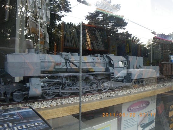 20110522 遇到我最喜歡的火車模型店.jpg