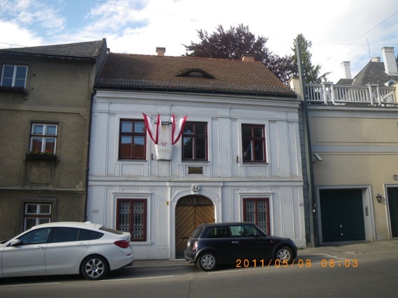 貝多芬故居之ㄧ 維也納觀光局都會為古蹟掛旗識別.jpg