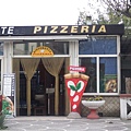 龐貝古城外的pizza店