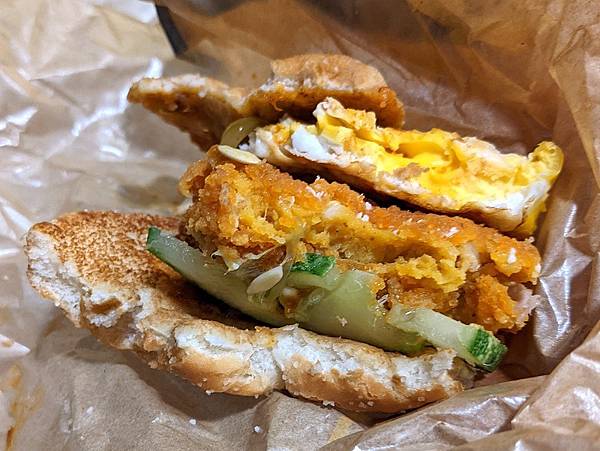 [食記] 新加坡麥當勞國慶期間限定 辣死你媽漢堡.可可椰子派