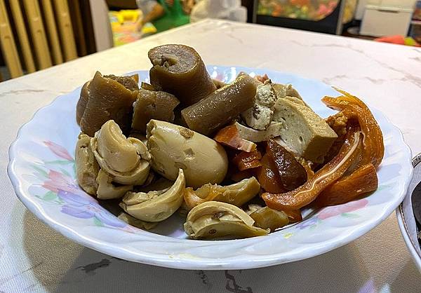 [食記] 台北內湖【雲滷味】737市場魯味小菜炸物. 滷鴨翅