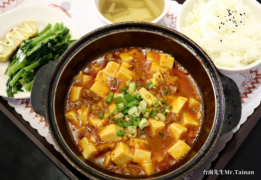 台南,創意料理,商業午餐,麻婆豆腐煲,三杯鮮鱸魚,柱侯牛肉麵,黑蒜雞湯麵,台南美食,就醬吃私房小廚