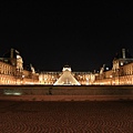 夜的Musée du Louvre