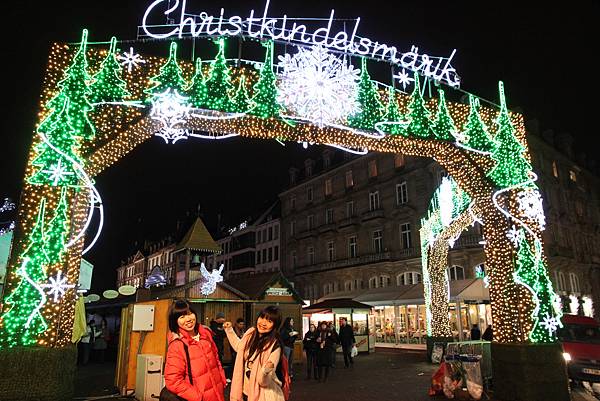 德文寫的聖誕招牌!? 今天晚上八點四十五分才到的市集  只逛了十五分鐘就準時收攤 。