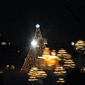 水面上的聖誕樹+滿是蠟燭的遊行船~