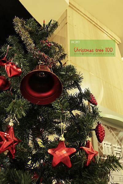 15.麻吉影城之最後一棵聖誕樹，紅色吊飾好顯眼！