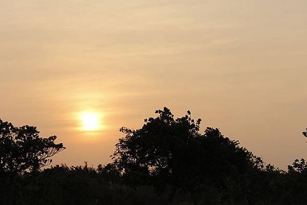 夕陽依舊那麼美麗，啊～明天還是好天氣