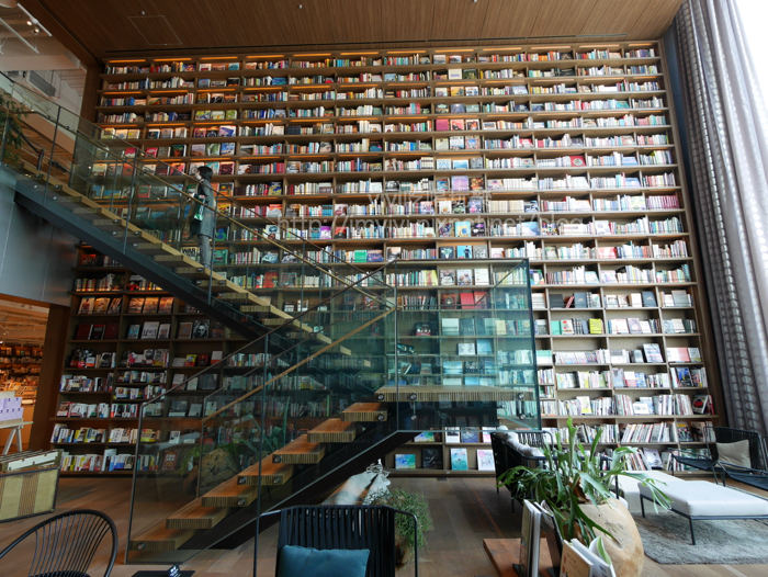 大阪 旅 枚方市 整面牆的大書櫃 蔦屋書店 在tsutaya創業之地的 T Site Vivi吃喝玩樂 痞客邦