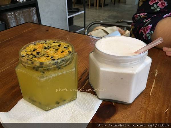 華山那間百香果氣泡飲與莓果牛奶.JPG 華山那間百香果氣泡飲與莓果牛奶.JPG