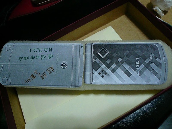 打開來是手工的Z555i手機XD