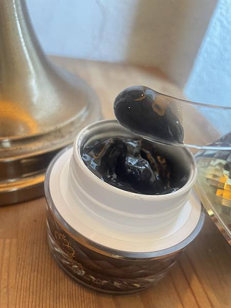 【臉部保養】讓我變美的黑膜法,全球第一瓶石墨稀面膜 - LO 試用