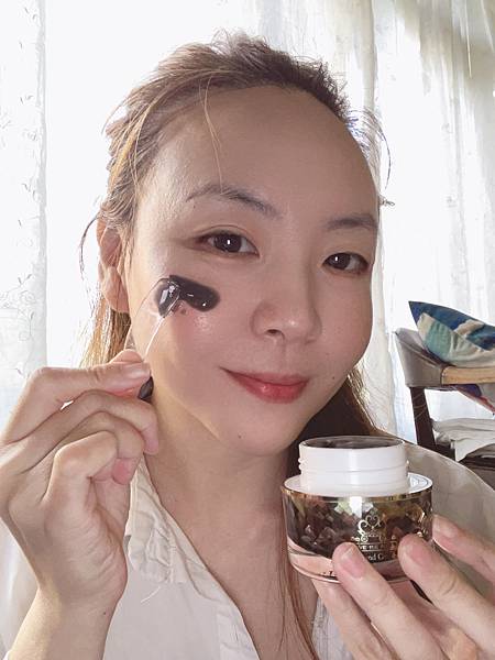 【臉部保養】讓我變美的黑膜法,全球第一瓶石墨稀面膜 - LO 試用