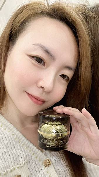 【臉部保養】讓我變美的黑膜法,全球第一瓶石墨稀面膜 - LO 試用