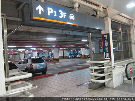 高鐵左營站 嘟嘟房停車場 臨停接送區 統一左營商場 星巴克 莫凡比咖啡館 三本財與小豬豬 痞客邦