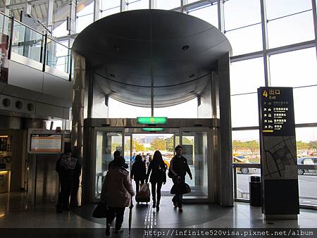 [問題] 請問高鐵或其附近是否有可以寄放大行李的地方？