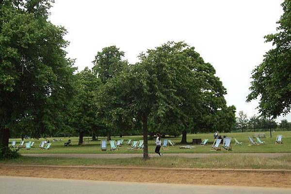 公園裡竟然有這種躺椅~你說他們是不是超級爽兵