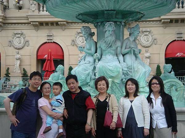 21.Families in front of Paris