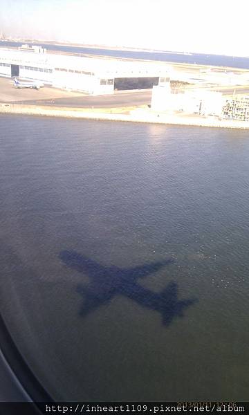 飛機海上倒影