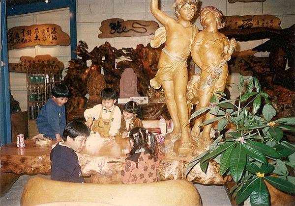 1990年代開店展示場內的西洋双天使。