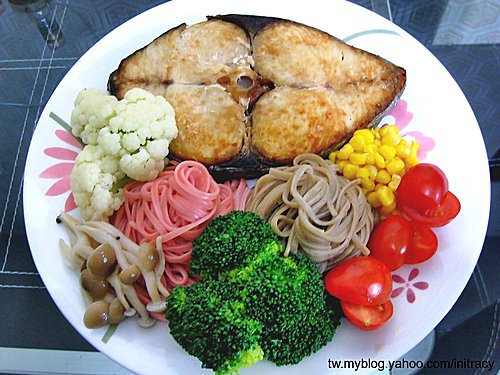 彩蔬烤魚雙色麵