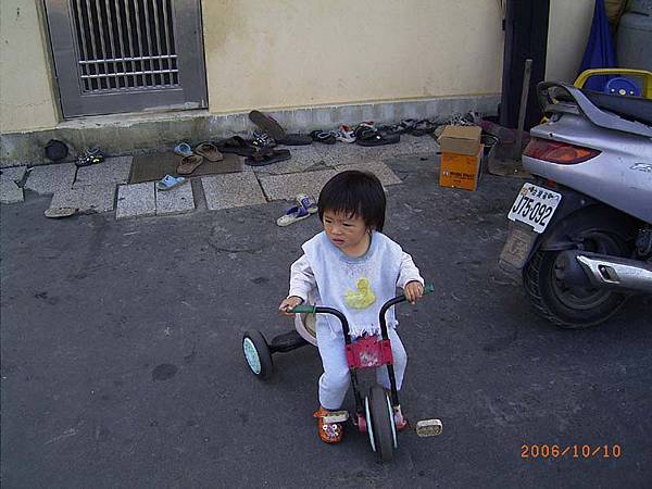 也開始在學騎小三輪車